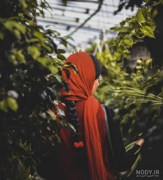 عکس دختر با شال مشکی از پشت سر