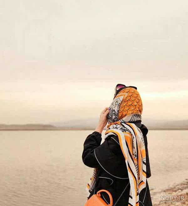 عکس خفن عکس دختر از پشت سر با شال طبیعی