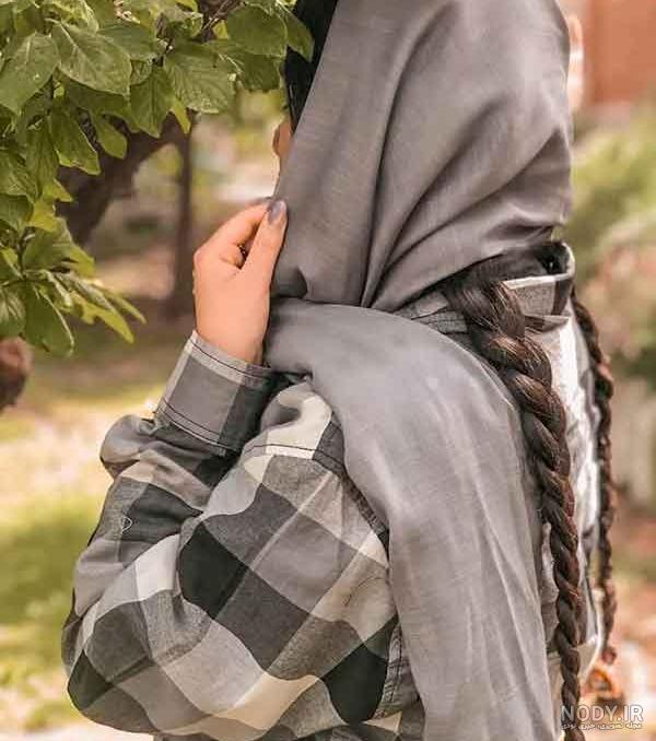 عکس دختر با شال مشکی از پشت سر