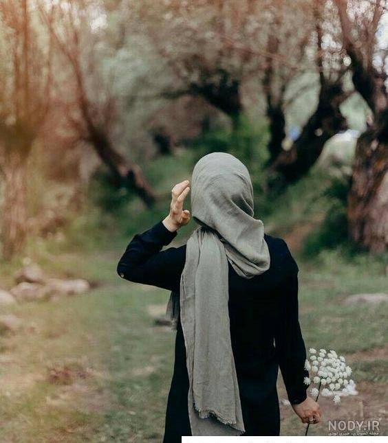عکس دختر از پشت سر با شال طبیعی