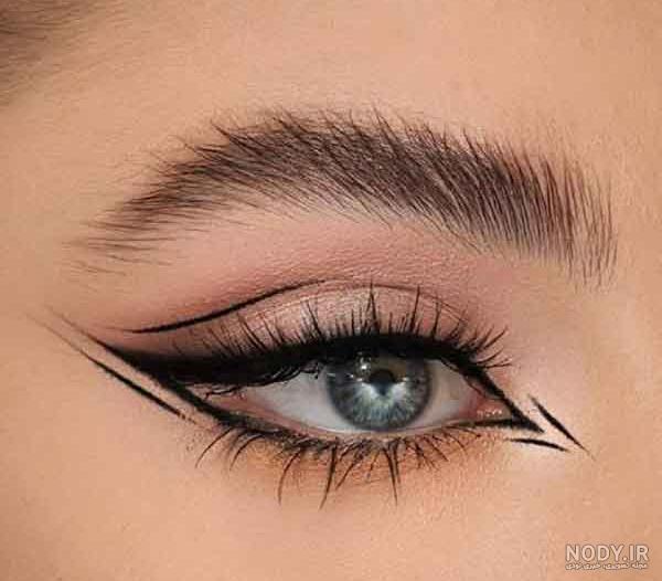 آرایش با خط چشم‌های رنگی و اکلیلی