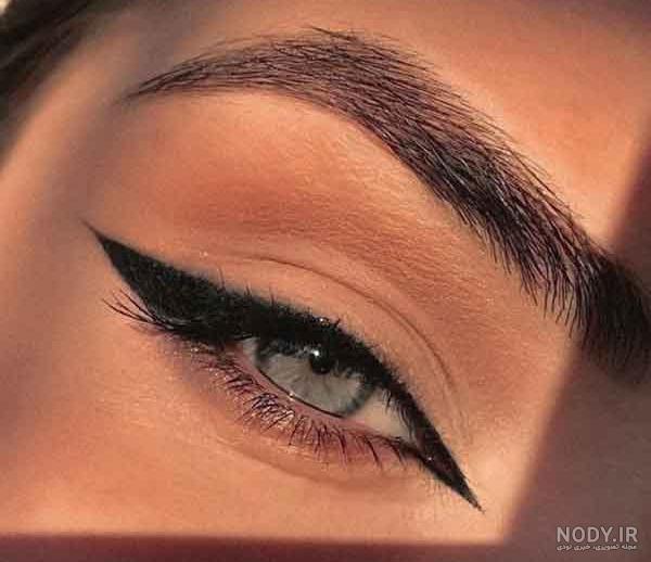 آرایش با خط چشم‌های رنگی و اکلیلی