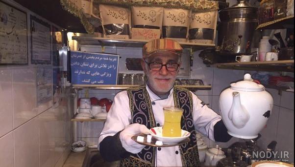 تصویر پربازدید از چای خوردن رهبر انقلاب در یک فنجان معمولی در غرفه کتاب/  همین یک عکسبرای مردمی بودن ایشان کافی ست