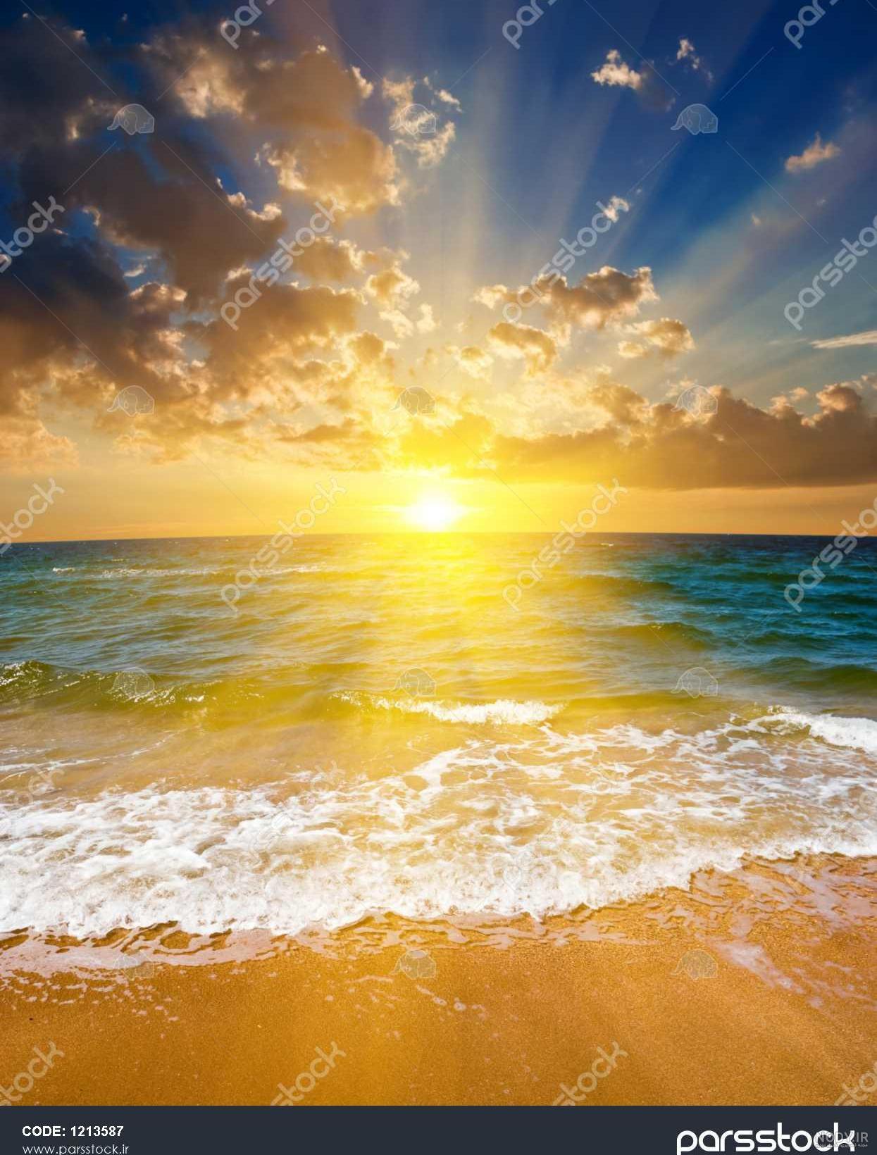 عکس غروب خورشید در دریا 7996119 Big Sun Over A Boat On The Sea - مزرعه فوتیج عکس غروب خورشید در دریا 7996119 Big Sun Over A Boat On The Sea - مزرعه فوتیج