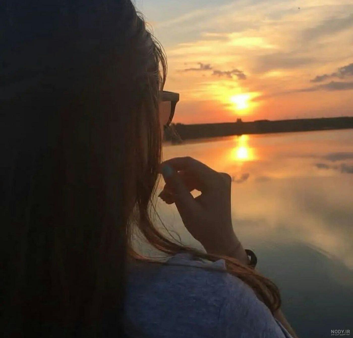 عکس منظره غروب دریا دختر عکس منظره غروب دریا دختر