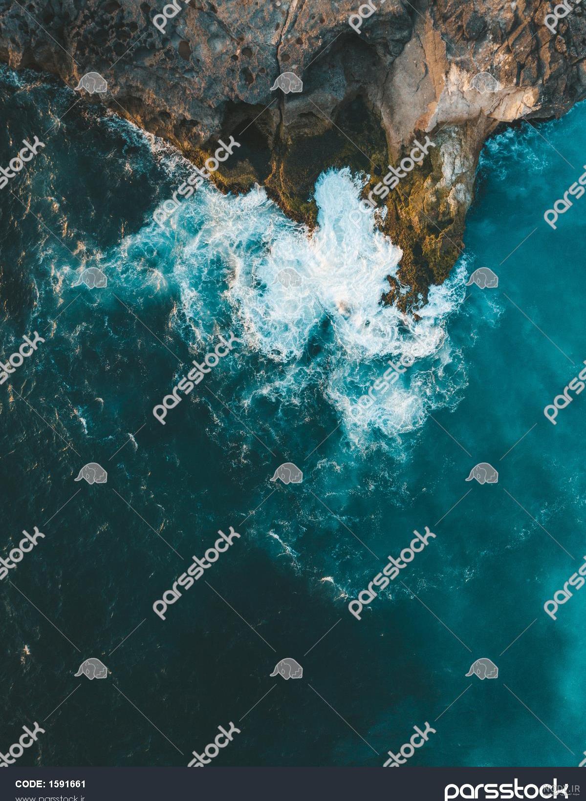 عکس موج و صخره عکس موج و صخره