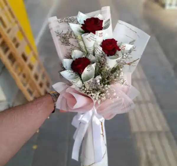 آموزش تزیین پول به شکل گل رز + فیلم • مجله تصویر زندگی آموزش تزیین پول به شکل گل رز + فیلم • مجله تصویر زندگی