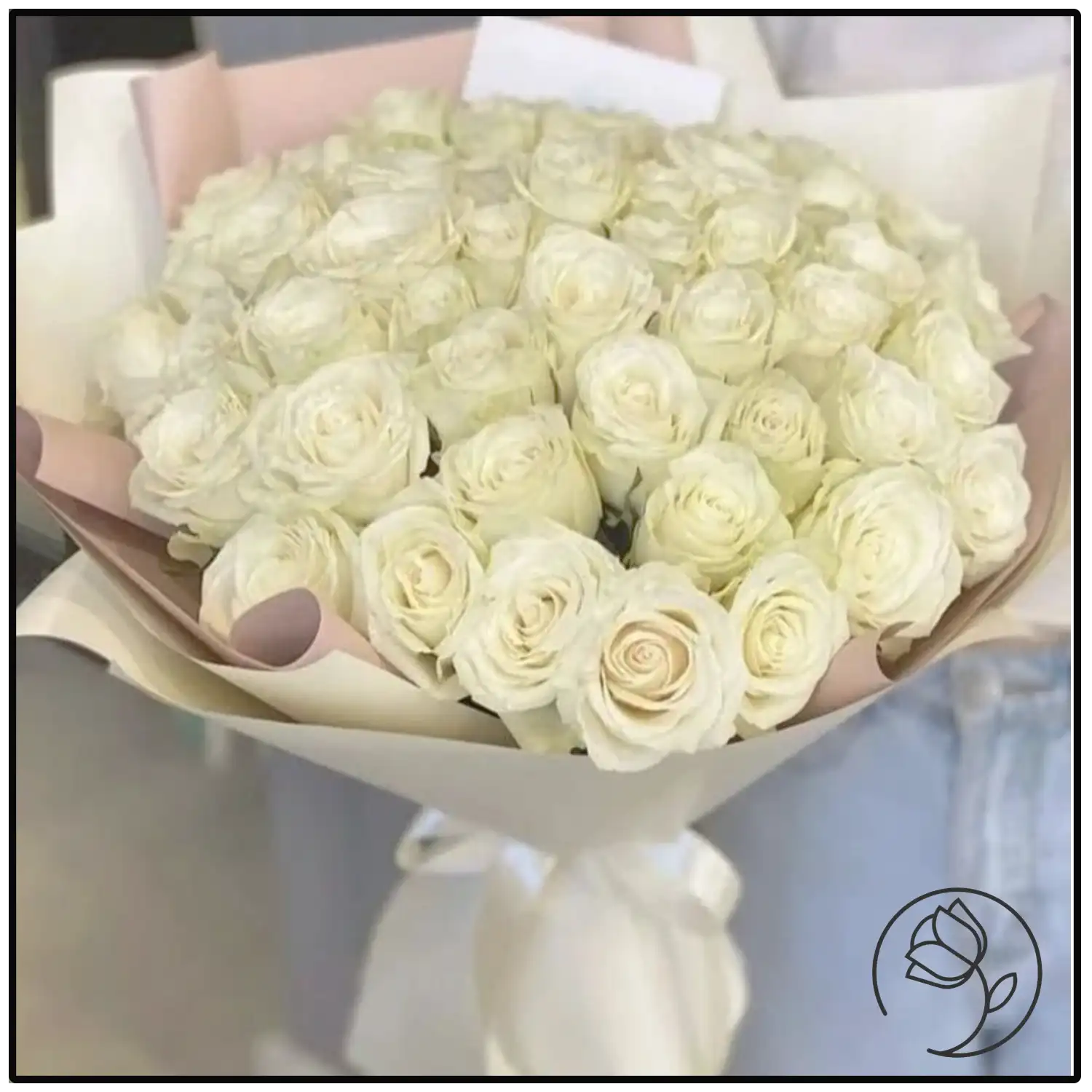 باکس گل رز سفید هدیه ای زیبا برای مناسبت های تقویمی و عاشقانه | گل فروشی آنلاین انگور باکس گل رز سفید هدیه ای زیبا برای مناسبت های تقویمی و عاشقانه | گل فروشی آنلاین انگور