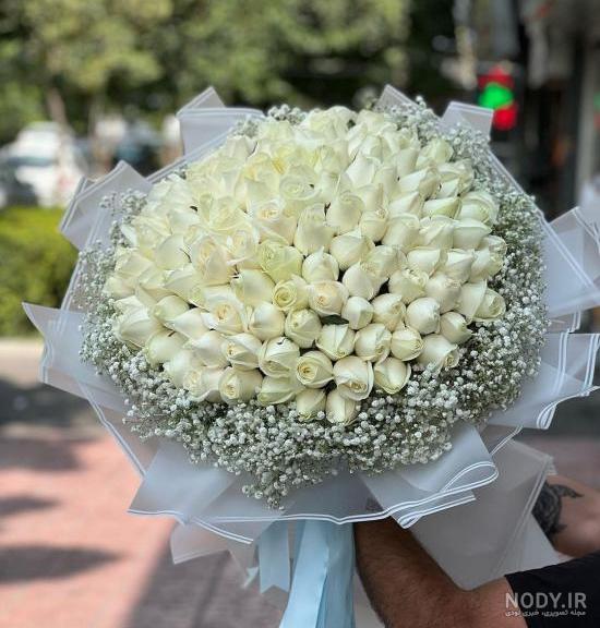 دسته گل بزرگ و عجیب خانم بازیگر تازه عروس در ماشین/عکس