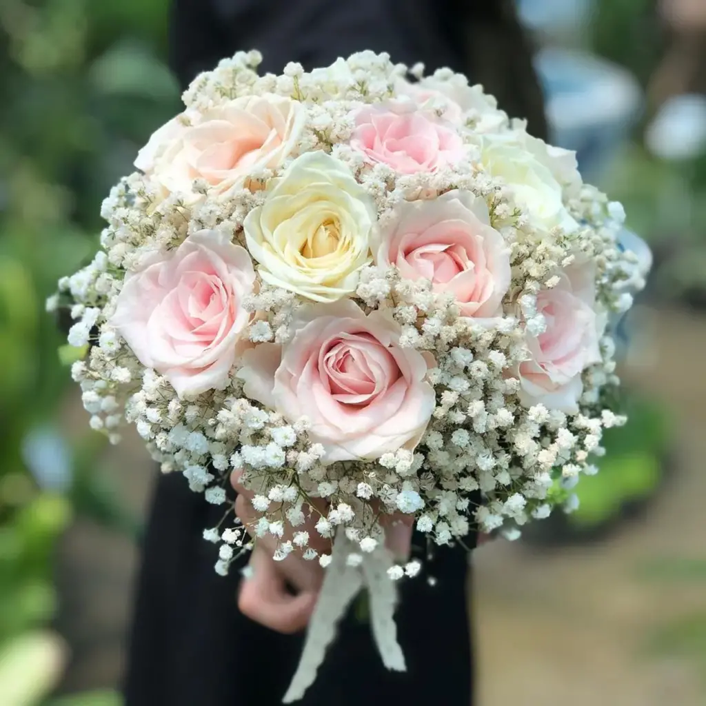 دسته گل عروس با گل های رز سفید نگین دار | Beautiful bridal bouquet ... دسته گل عروس با گل های رز سفید نگین دار | Beautiful bridal bouquet ...
