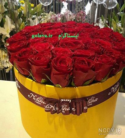 عکس با کیفیت دسته گل رز های قرمز بر روی میز چوبی – عکس با کیفیت و تصاویر استوک حرفه ای عکس با کیفیت دسته گل رز های قرمز بر روی میز چوبی – عکس با کیفیت و تصاویر استوک حرفه ای