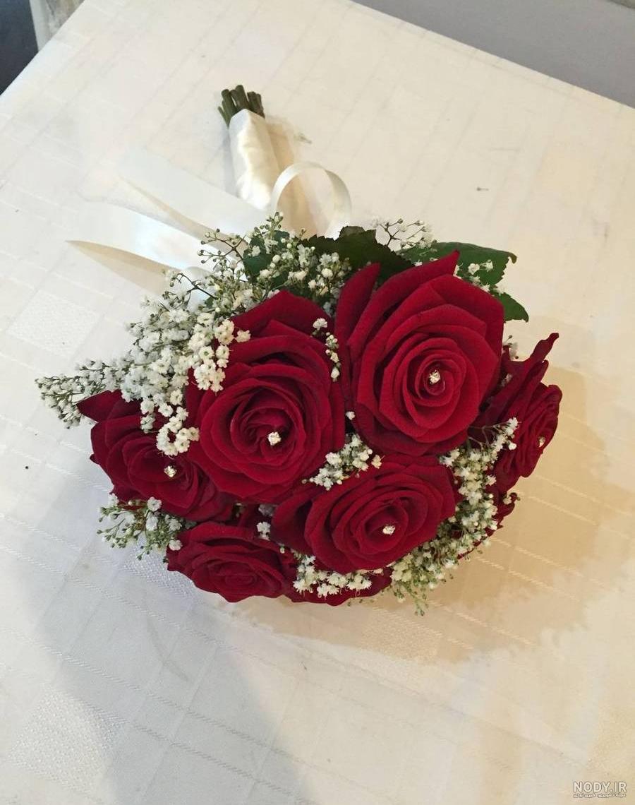 عکس جذاب دسته گل رز صورتی و سفید برای هدیه به عروس عکس جذاب دسته گل رز صورتی و سفید برای هدیه به عروس