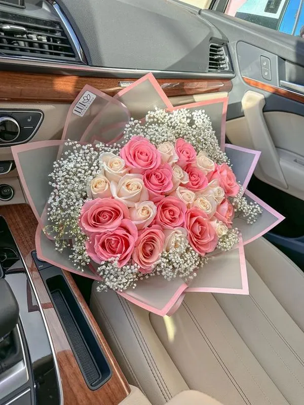 عکس دسته گل رز ابی و سفید عکس دسته گل رز ابی و سفید
