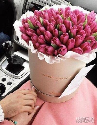 عکس عاشقانه با گل تو ماشین