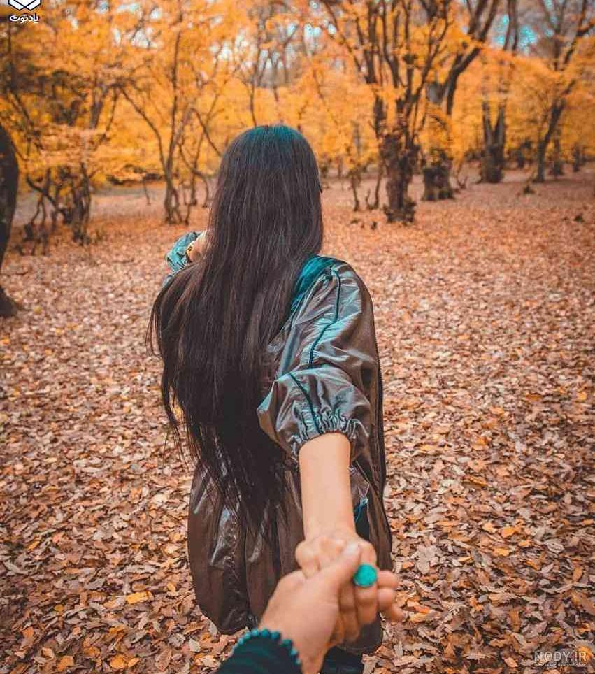 عکس ژست عاشقانه دو نفره در کمپ جنگلی