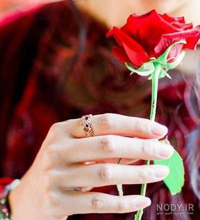 عکس گل در دست دختر برای پروفایل ❤️ [ بهترین تصاویر ]