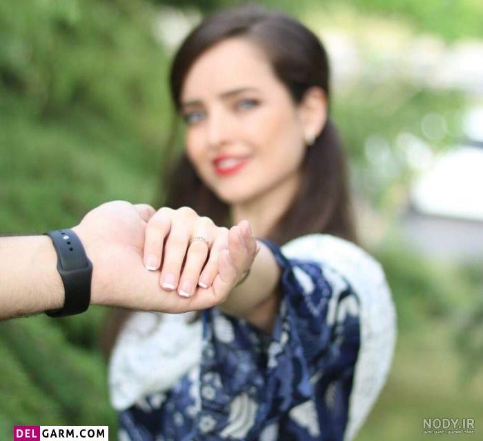 ژست عکاسی سلفی دخترانه؛ مدل ها و ایده هایی برای عکس های سلفی | پلازا ژست عکاسی سلفی دخترانه؛ مدل ها و ایده هایی برای عکس های سلفی | پلازا