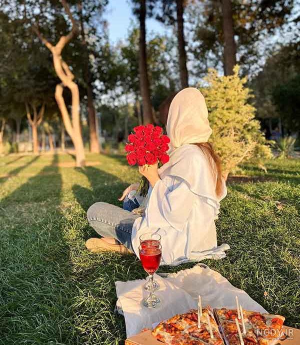 ژست عکس دونفره تولد در طبیعت