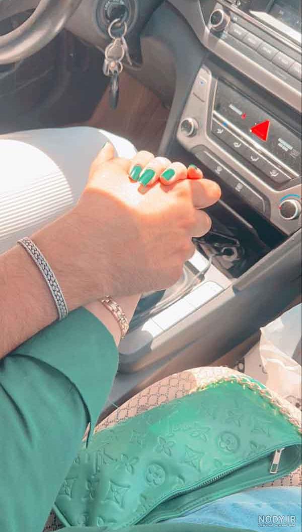 ژست عکس دونفره داخل ماشین