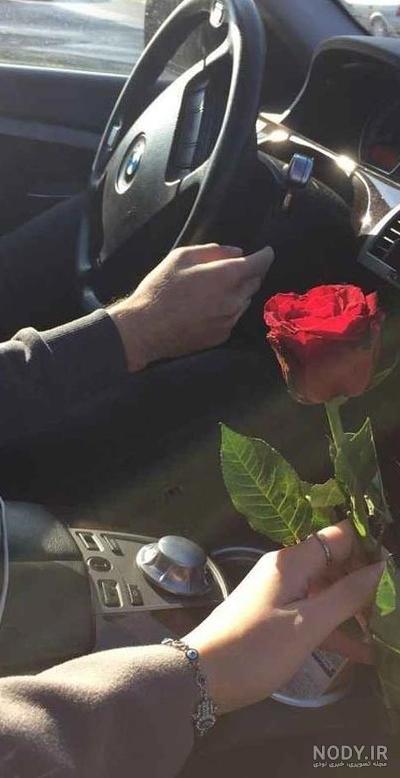 ژست عکس دونفره داخل ماشین