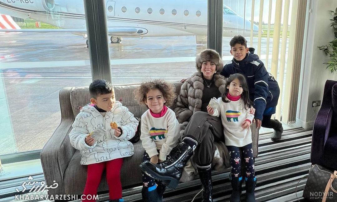 عکس جورجینا روی برج ایفل