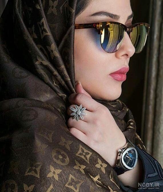 عکس دختر با عینک دودی و کلاه عکس دختر با عینک دودی و کلاه