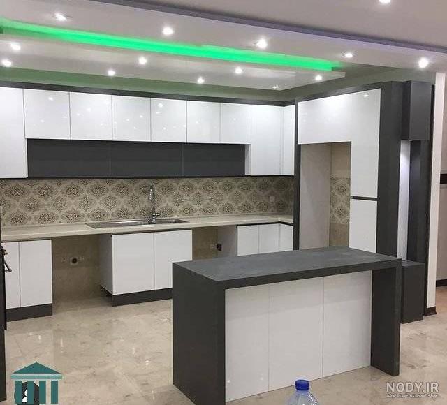 آشپزخانه ای مدرن با کابینت های گلاس سفید و طوسی - چیدوپلاس