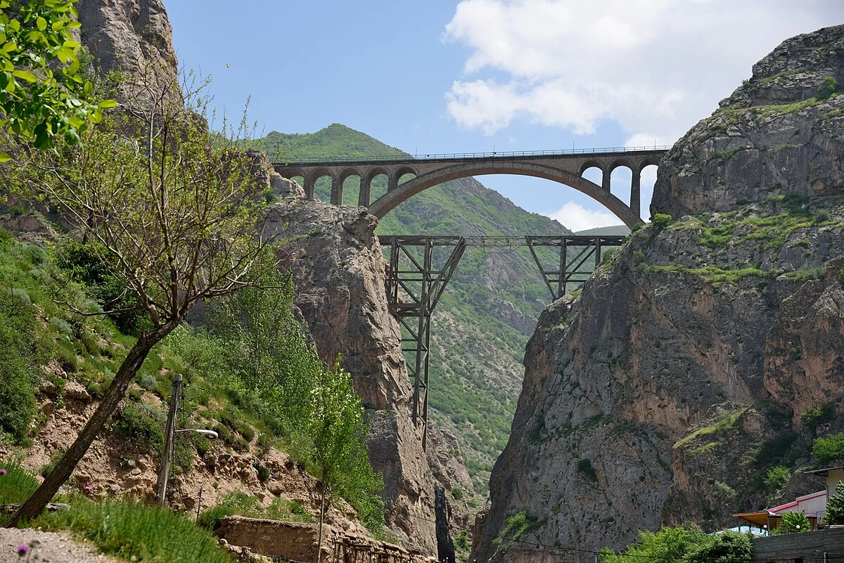 طبیعت پاییزی راه آهن شیرگاه - خزرنما