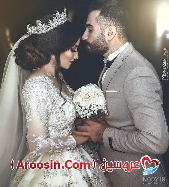 زن و شوهر عروسی زیبا قبل از دروازه های استیل سیاه با دوستان می ایستند  1461173