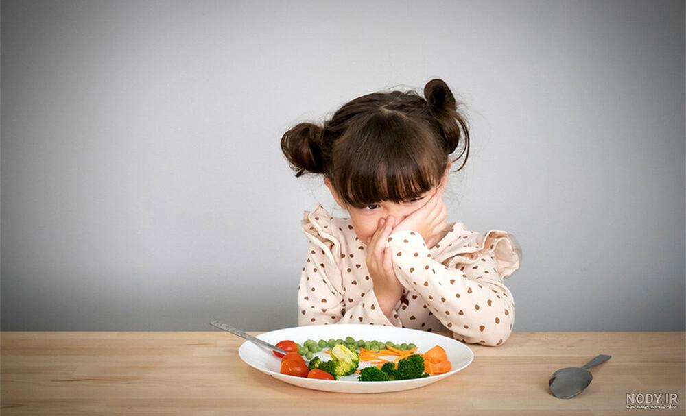 عکس غذا خوردن بچه عکس غذا خوردن بچه