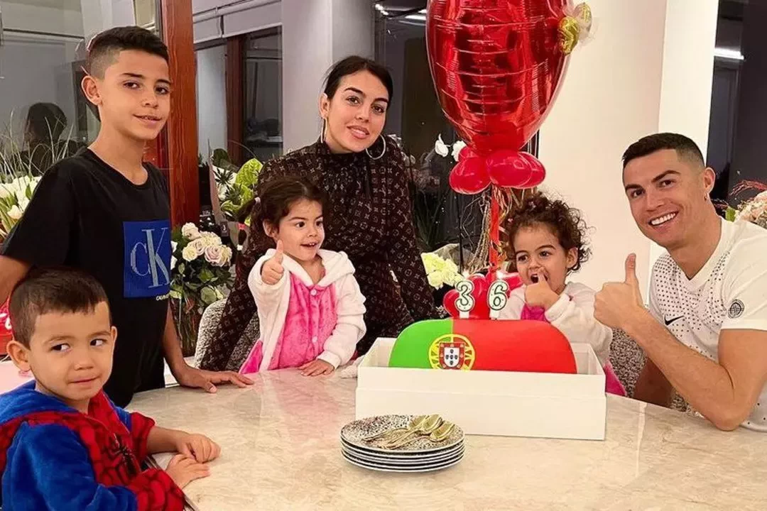 عکس همسر رونالدو در استخر - عکس نودی عکس همسر رونالدو در استخر - عکس نودی