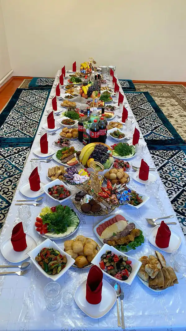 میز شب یلدا | 90 عکس چیدمان یلدایی ساده شیک مدرن و سنتی - دلبرانه