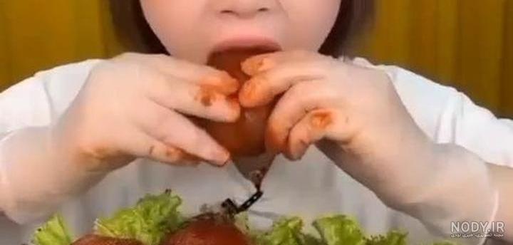 ویدئو) غذا خوردن با صدا؛ خوردن 1.5 کیلوگرم چلو اردک تند توسط دختر جوان تایلندی ویدئو) غذا خوردن با صدا؛ خوردن 1.5 کیلوگرم چلو اردک تند توسط دختر جوان تایلندی