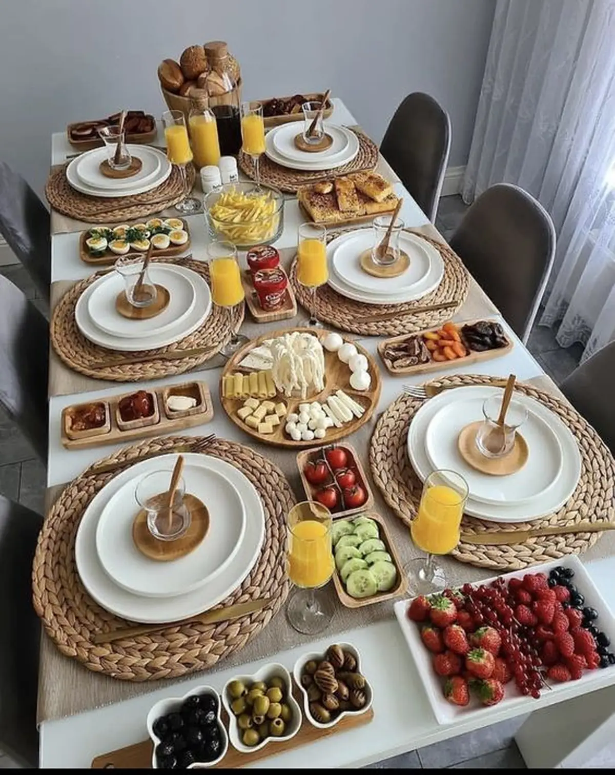 چطور باید میز غذا را برای مهمان تزیین کنیم؟ چطور باید میز غذا را برای مهمان تزیین کنیم؟