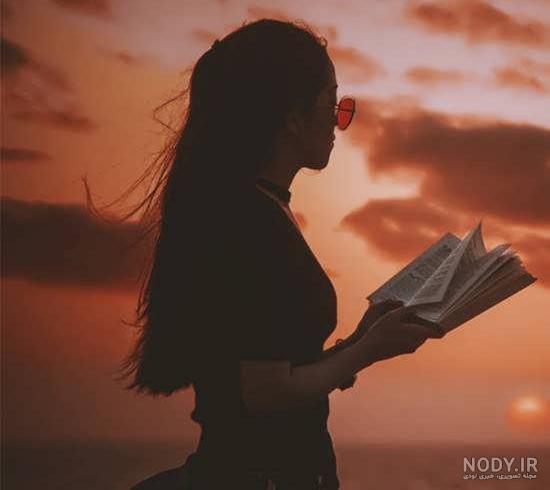 تصویر کارتونی دختر جوان در حال کتاب خواندن - ایران پیک | پیکفری