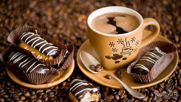 خرید و قیمت عکس استوک فنجان قهوه با آرت و بشقاب با دانه های قهوه به شکل قلب  | ترب