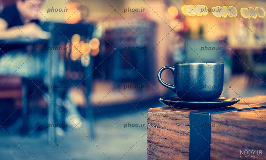 عکس با کیفیت قهوه ساز با کافی میکس با امکان درج عنوان مناسب کافی شاپ با پس  زمینه تیره - لایه باز طرح آماده psd - eps
