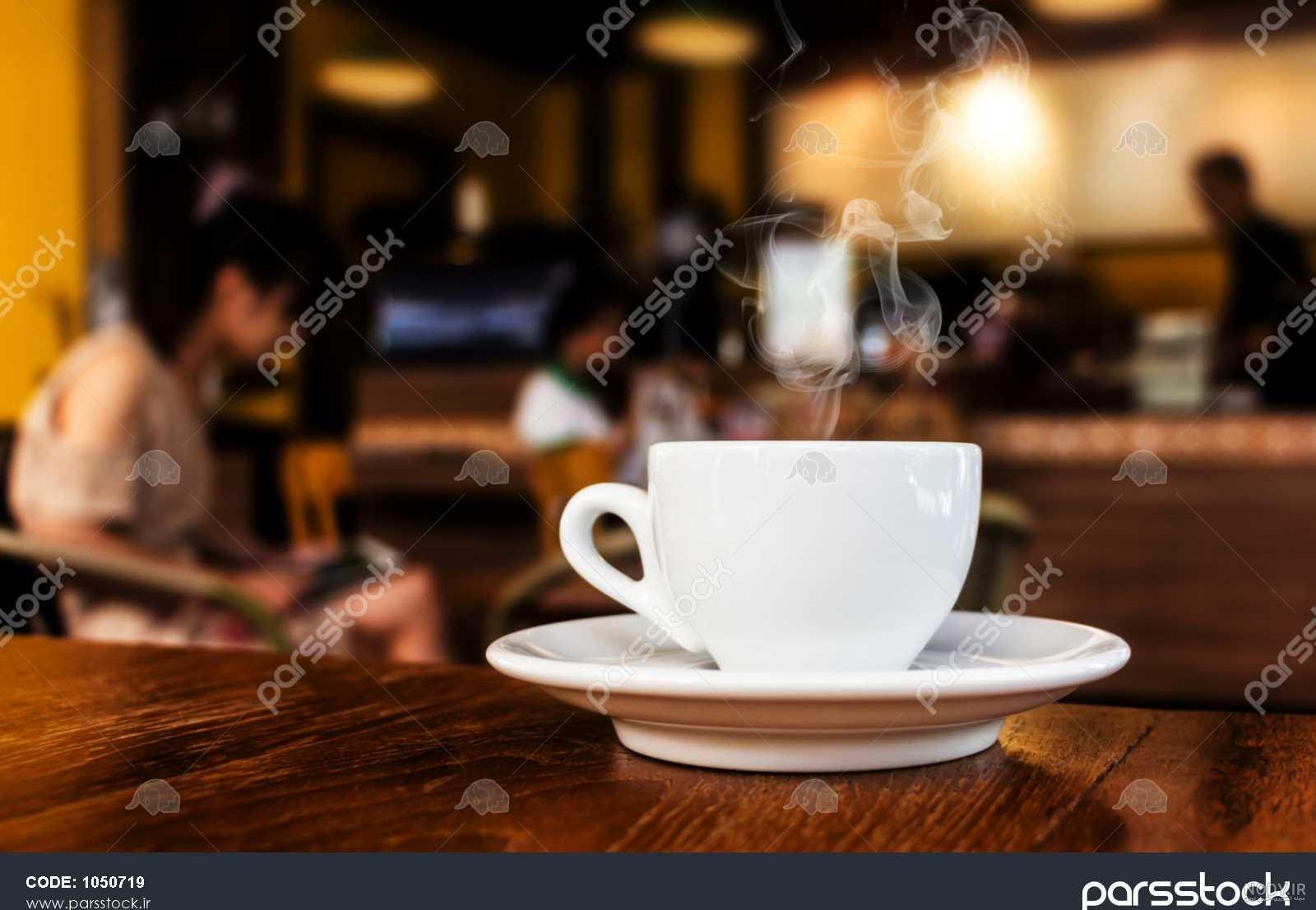 عکس قهوه روی میز کافه
