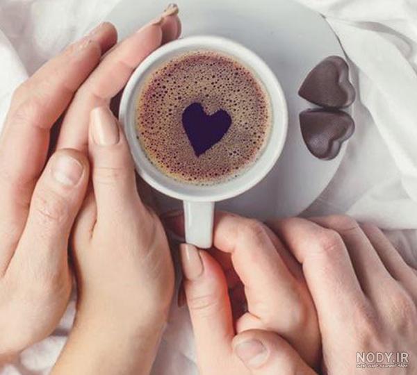 فنجان قهوه با شکلات روی میز 1228321