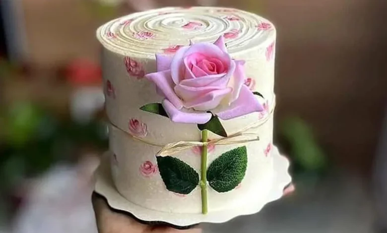 آموزش مرحله به مرحله تزئین کیک با گل رز فوندانتی • دونفره