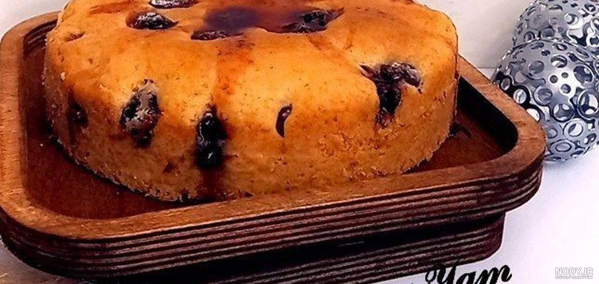 تزیین کیک با گیلاس همراه با خامه های رنگی رنگی و کیکهای قلبی شکل