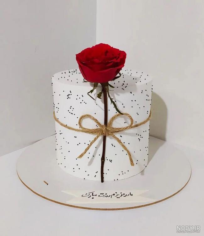 عکس کیک ساده با گل طبیعی