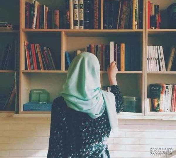 عکس پروفایل دخترانه با کتاب بدون چهره و بدون متن مخصوص استوری و بک گراند