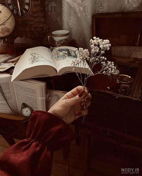 عکس کتاب خواندن دخترانه