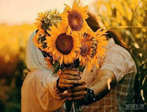 ژست عکس با گل رز قرمز
