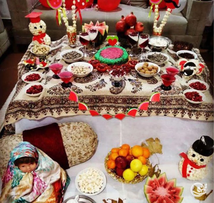عکس سفره شب یلدا ساده 1402 | تزئین میز شب یلدا سنتی - مدرن و روی کرسی