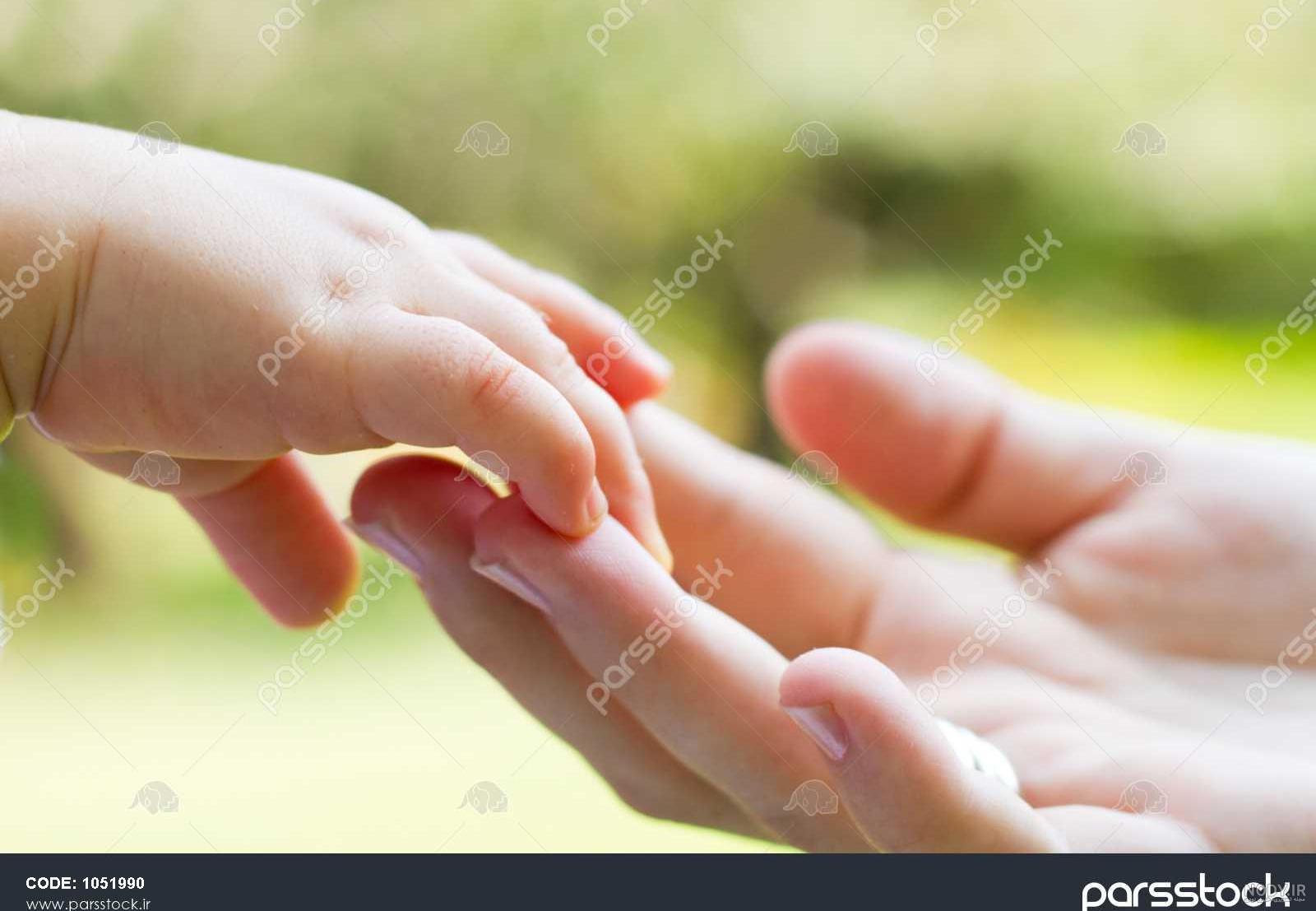 عکس دست نوزاد با پدر و مادر