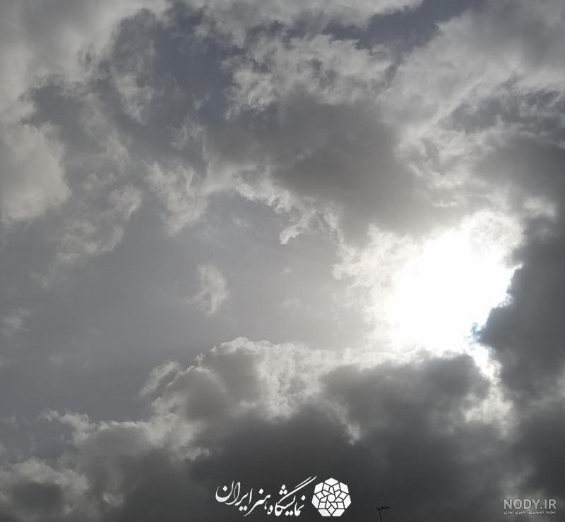 عکس با کیفیت خیالی پرواز دو کودک در میان آسمان نیمه ابری با دسته ای بادکنک  رنگارنگ - لایه باز طرح آماده psd - eps