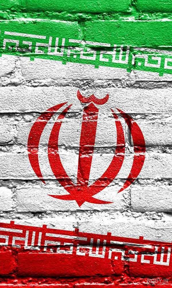 عکس با کیفیت پرچم های ایران در دست مردم و در حال تکان دادن در هوا و آسمان  در حال طلوع – عکس با کیفیت و تصاویر استوک حرفه ای