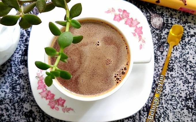 عکس دوربری فنجان شیر قهوه اسپرسو با شکلات